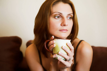 年轻漂亮的女人，用茶的肖像