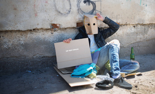 无家可归的人，与在他头上的纸袋