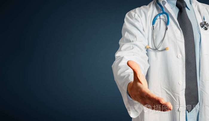 不可识别的男医生伸出手来打个招呼.问候病人.卫生保健医学概念