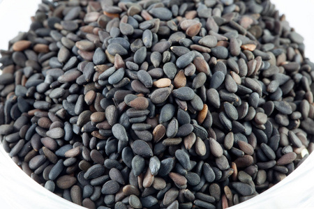 堆上弓孤立在白色背景上的黑芝麻种子