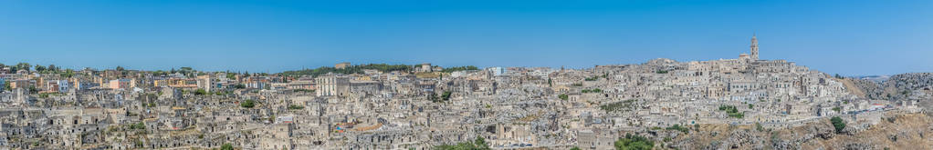 典型的石头 Sassi di Matera 和马泰拉教科文组织欧洲资本的文化 2019年在蓝蓝的天空下教会的全景。巴西利卡塔