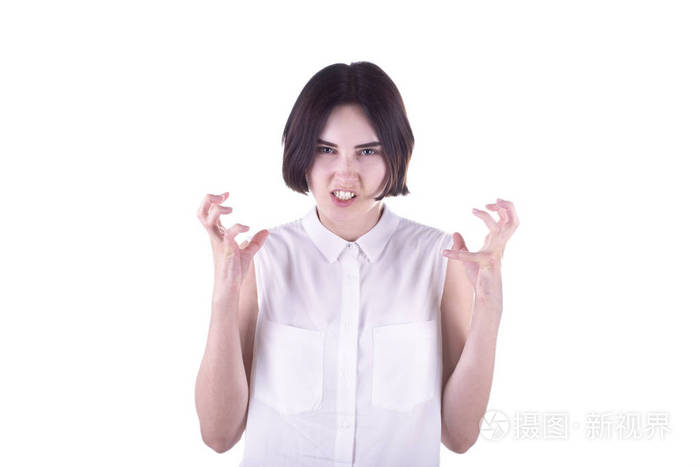 愤怒的年轻女人短发型,优雅的白色衬衫,白色背景上分离.