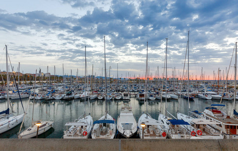 巴塞罗那。游艇和小船在奥林匹克港口黎明
