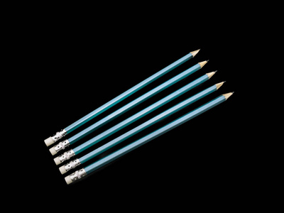 五个蓝色铅笔孤立的黑色背景