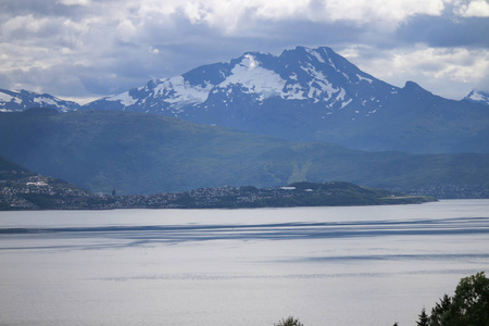 山和湖在挪威