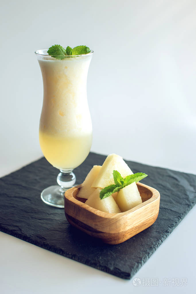 新鲜的白冰沙在玻璃片纸片瓜和薄荷上孤立的白色背景.夏季清凉的饮料