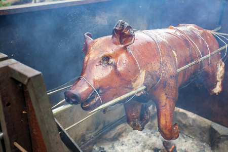 在明火烤全猪照片