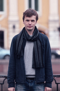 在圣彼得堡市的年轻男子的画像
