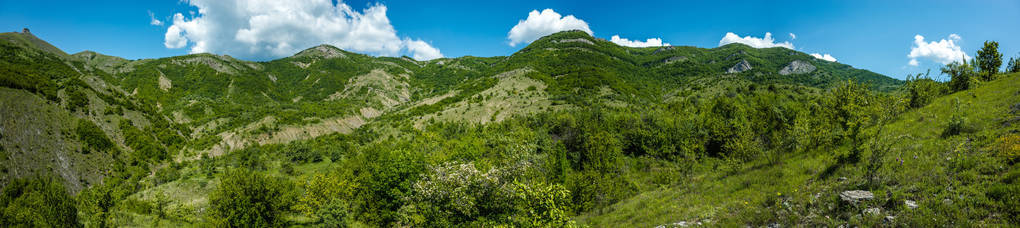 山在克里米亚南部海岸区域的全景