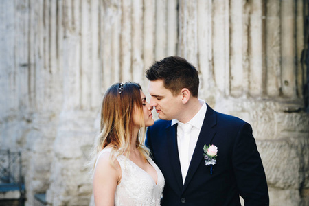 新娘和新郎在罗马，意大利老街道上摆姿势