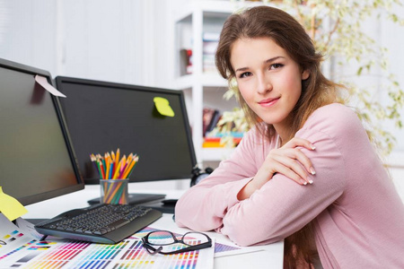 与计算机的年轻女商人图片