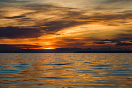 在 Semiahmoo 湾日落