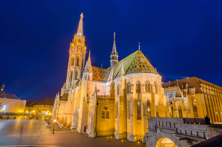 马蒂亚斯教堂，布达佩斯，匈牙利著名的地标之夜