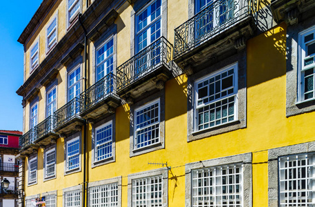 传统的葡萄牙街的多彩装饰的门面
