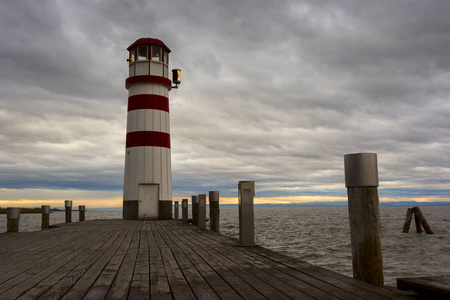 在湖 neusiedl 灯塔