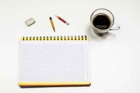 咖啡和图纸的写生。白表。孤立的高建群