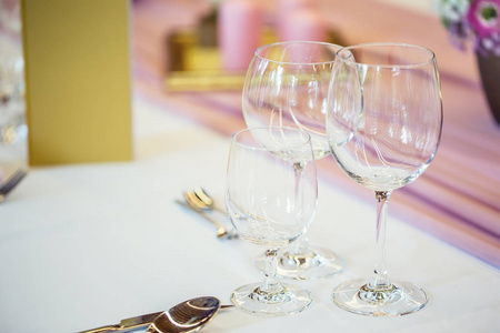 婚礼的表设置。漂亮的餐桌上设置一些节日活动 聚会或婚宴的玻璃器皿和鲜花