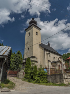 教会在 Lesnica 村庄在 Pieniny 国家公园