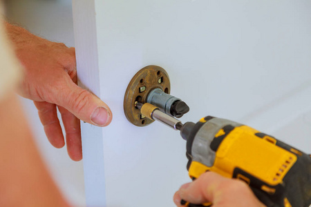 木匠锁安装与电动钻入室内木质门