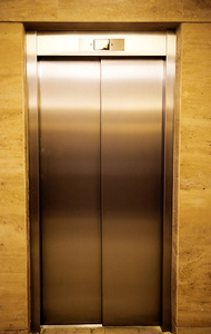 金属的电梯门