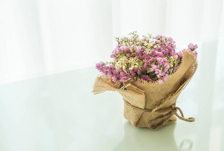 桌上的鲜花花束装饰