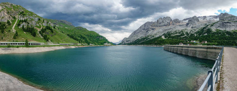 冰坝与冰坝湖水清澈冰冷的水.lago di fedaia,白云岩照片