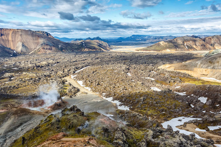 热泉和熔岩 Landmannalaugar 谷在冰