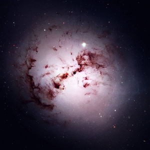 在南天星座的巨型椭圆星系 ngc 1316照片