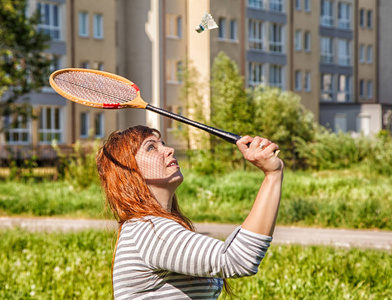 年轻漂亮的女人打羽毛球