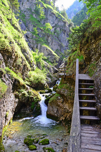 在 Wasserlochklamm，奥地利瀑布