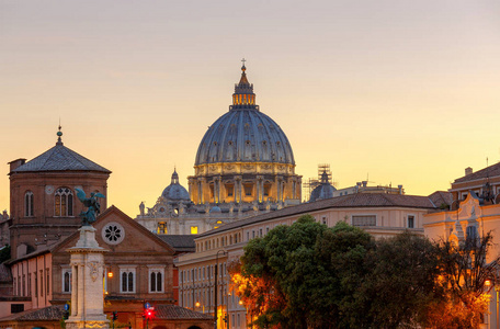 罗马。圣伯多禄大教堂在日落时