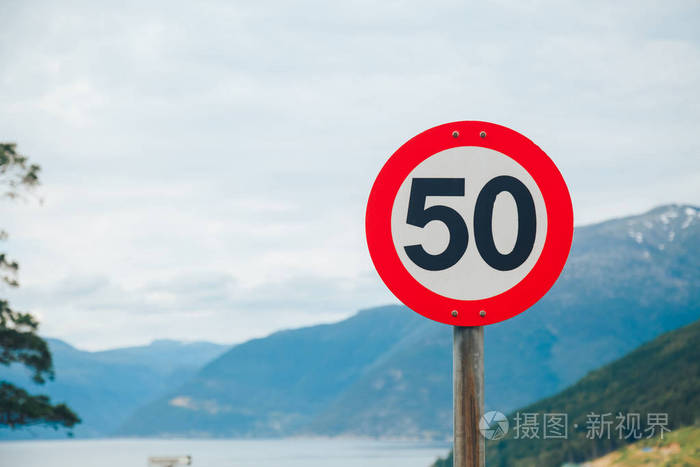 在山路上回合速度限制道路标志
