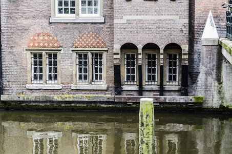 系泊设备和阿姆斯特丹运河上的房子