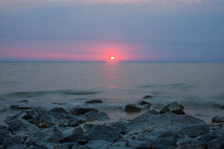 美丽的夕阳，由海