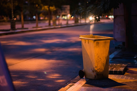 晚上在公路边回收站