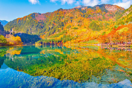 视图中的五朵花湖在秋天日出时间