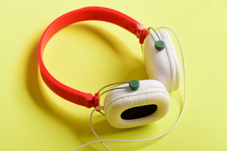 音乐耳机由塑料制成。耳机在白色，红色