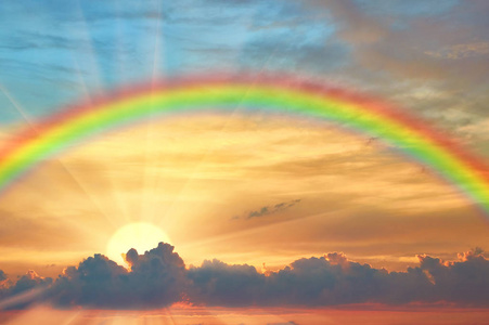 美丽在日落时天空中的彩虹