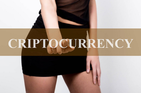 女商人在短裙按 criptocurrency 按钮的触摸屏。密码货币概念的交换与生成