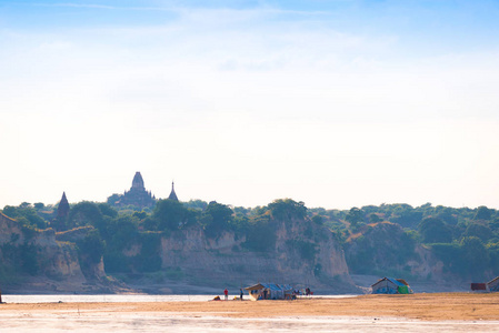 伊洛瓦底河，曼德勒，缅甸，缅甸，岸上的渔民。复制文本的空间
