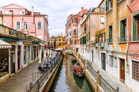 风景如画的运河在威尼斯