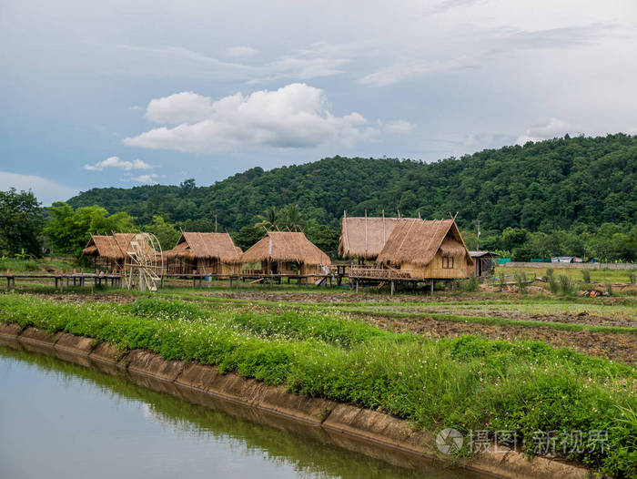 竹棚木屋,一个泰国农民蒋道,泰国清迈,在蓝色的天空下山区背景的简单