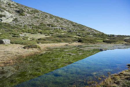 冰川湖旁边 Pico del Nevero 在瓜达拉马山脉国家公园