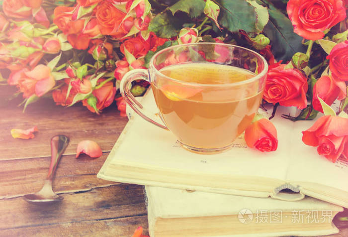 书和茶.鲜花.选择性的焦点