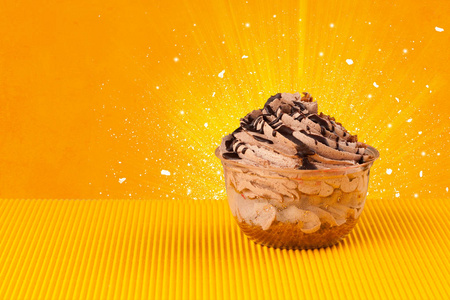 波光粼粼雅致自制的蛋糕与瓦楞背景