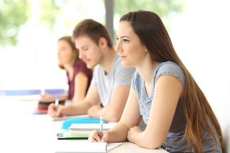 学生在教室里听一堂课