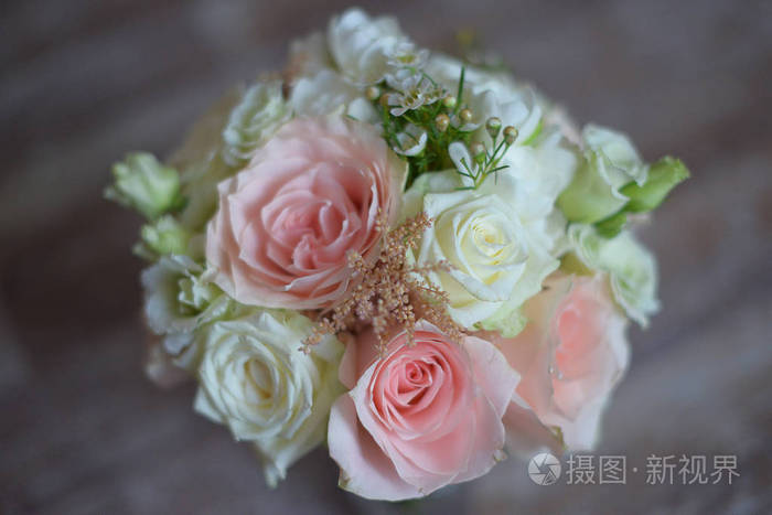 准新娘的精致插花与粉红色和白色的玫瑰花