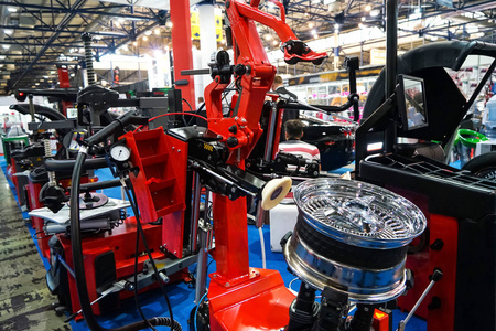 车轮轮辋维修设备轮胎和汽车轮辋关闭超市杂货推车购物与黑色车轮和