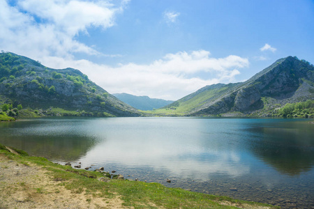 西班牙的自然美景 夏天苏 Covadonga 的高山湖泊