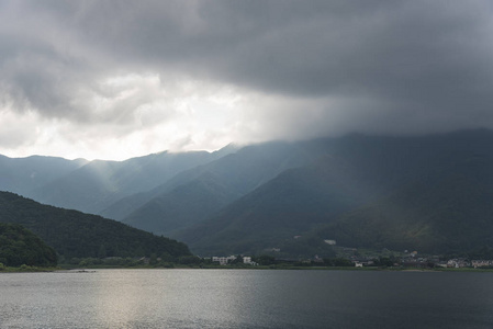 与夕阳光和山背景在日本河口湖